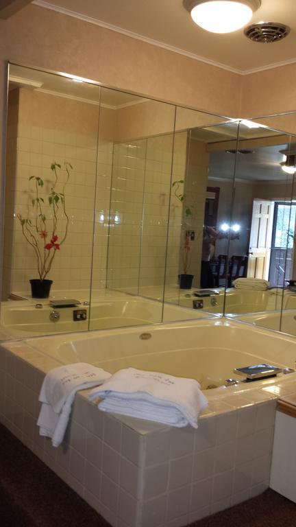 Olde Court Inn Wheeling Phòng bức ảnh